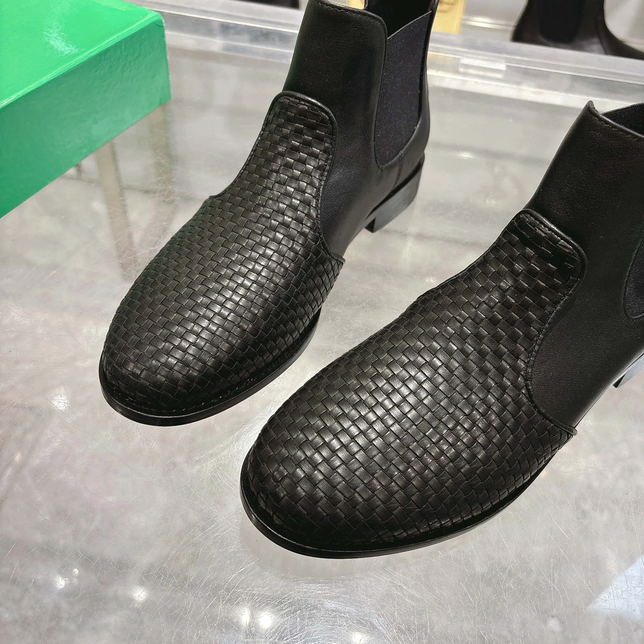 [BV] Top P:980💰Size for couples: Female 35-39 Male 39--44 (Female 40. Male 38.45.46.47 customization is not returnable) [Note‼ ️] Add 💰 to size 46, add 20💰 to size 47, Bottega Veneta 2025 autumn and winter counter synchronized style Bottega Veneta small round toe short boots, high mercerized cow velvet, solid color cow lining! Leather outsole! A one-to-one replica of the original! Fine workmanship! quality assurance!